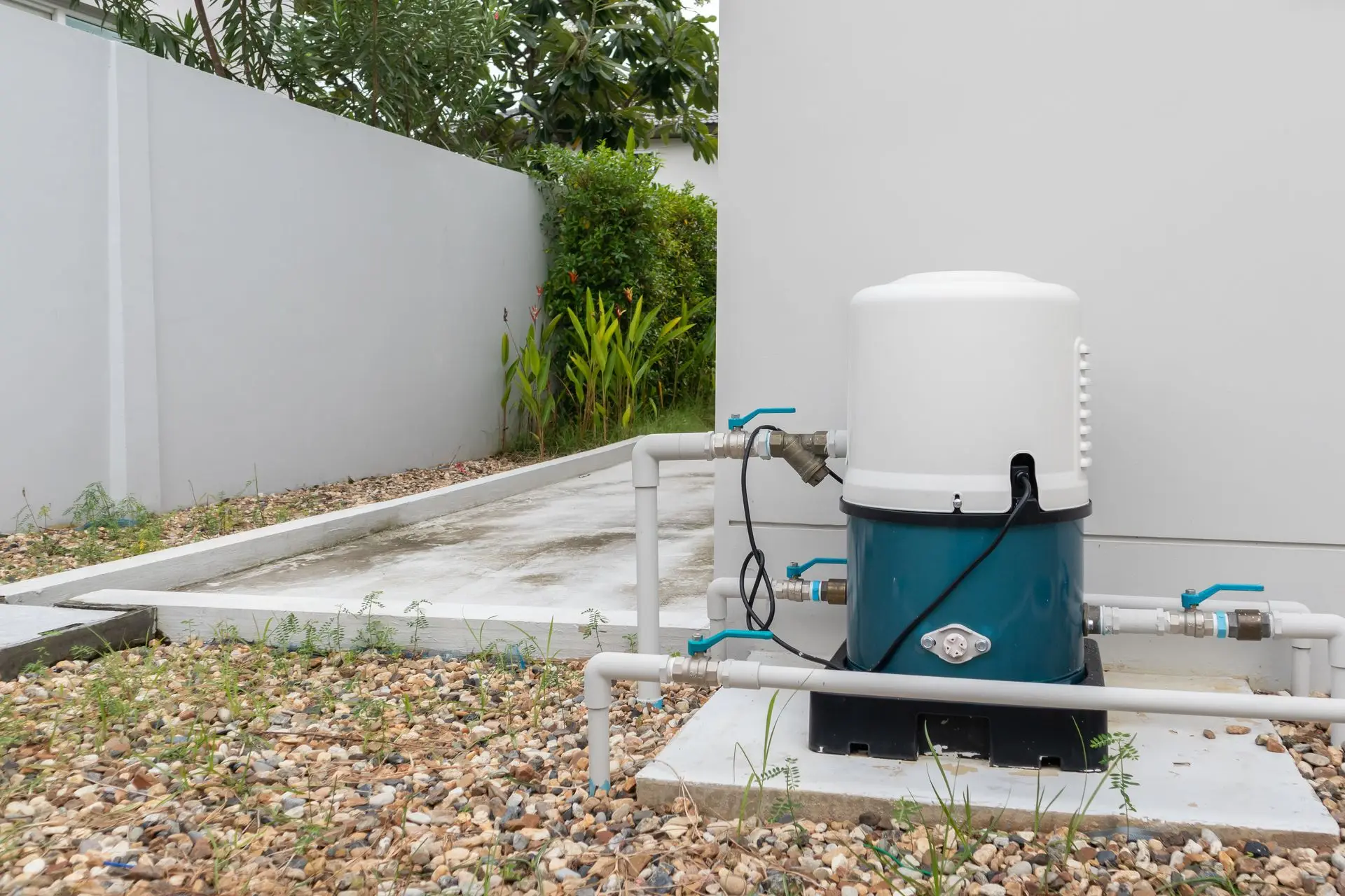 Borehole pump and pressure vessel outside a house
